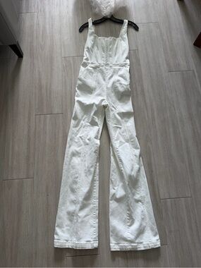 Alice + Olivia White Flared Jumpsuit 26